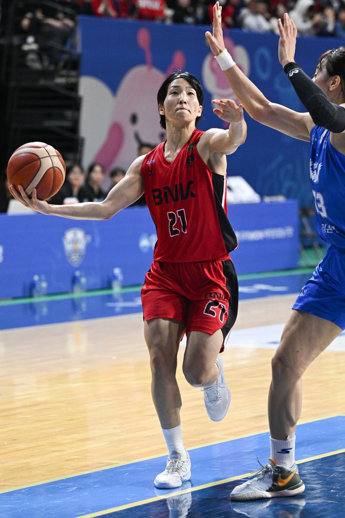 BNK 시절 이이지마 사키가 아산 이순신체육관에서 열린 하나은행 2024~2025 여자프로농구 챔피언결정전 1차전 우리은행전에서 레이업슛을 하고 있다. 사진 | WKBL