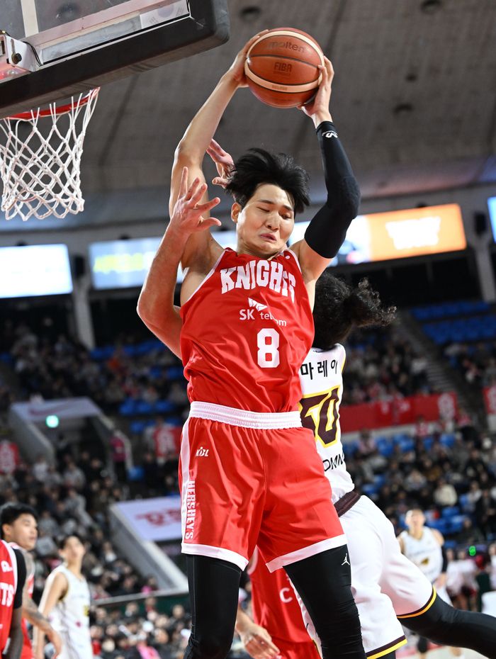 안영준이 리바운드를 시도하고 있다. 사진 | KBL