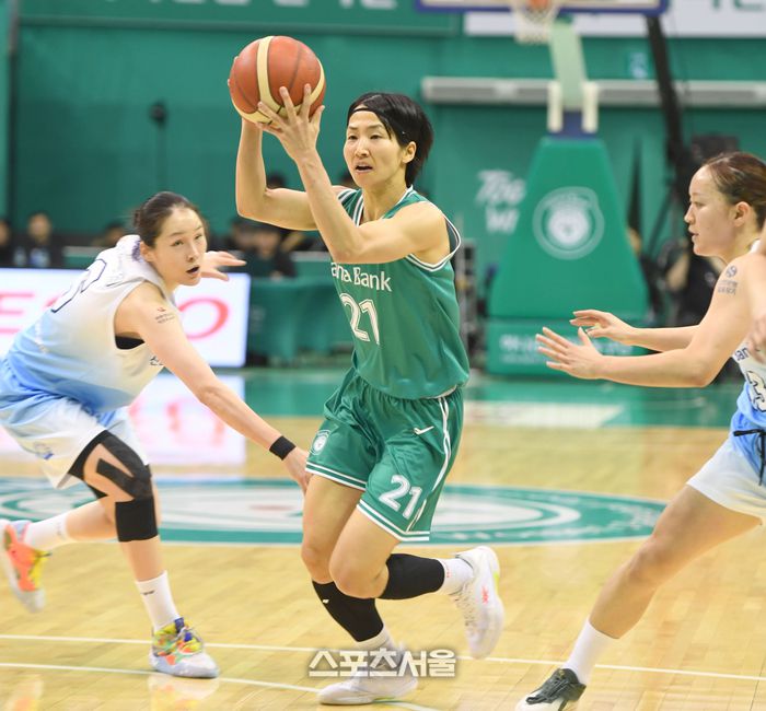 하나은행 이이지마 사키가 8일 부천체육관에서 열린 2025~2026 여자프로농구 신한은행과 경기에서 림으로 파고들고 있다. 부천 | 최승섭기자 thunder@sportsseoul.com