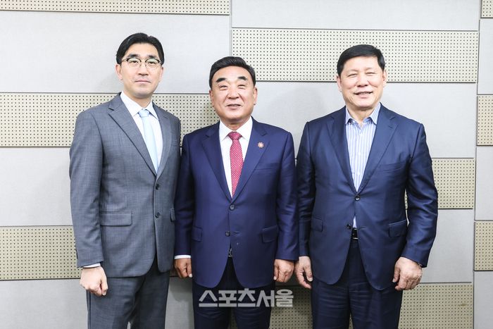 (왼쪽부터) NC 이진만 대표, 김두겸 울산시장, KBO 허구연 총재가 16일 울산 문수구장에서 첫 공식 교류를 가졌다. 사진 | 스포츠서울DB
