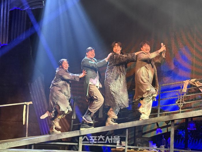 15일 뮤지컬 ‘시지프스’ 프레스콜에서 ‘언노운’ 역 송유택, ‘포멧’ 역 리헤이, ‘클라운’ 역 정민, ‘아스트로’ 역 이선우가 첫 번째 넘버 ‘스테이지’를 시연하고 있다. 사진 | 표권향 기자 gioia@sportsseoul.com