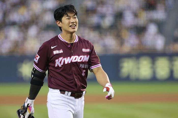 키움 송성문이 29일 서울 잠실구장에서 열린 2025 KBO리그 LG전에서 모자를 벗은 뒤 더그아웃으로 향하고 있다. 사진 | 키움 히어로즈