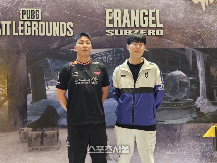 T1 신명관 감독(왼쪽)과 DNF 김성민 감독이 14일(한국 시간) 태국 방콕 시암 파라곤 특설무대에서 열린 PGC 2025 그랜드 파이널 취재진 인터뷰 후 포즈를 취하고 있다. 방콕 | 강윤식 기자 skywalker@sportsseoul.com