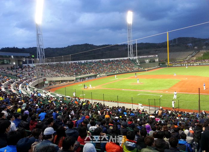 울산 문수구장에 팬들이 가득 들어찼다. 사진 | 스포츠서울 DB