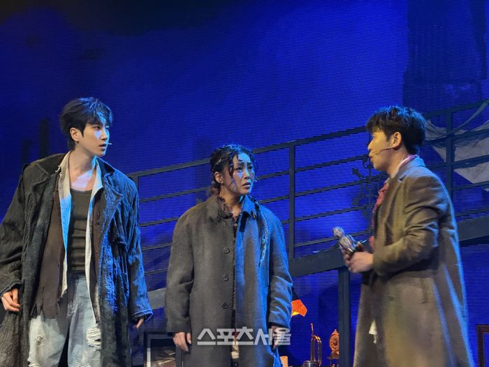 15일 뮤지컬 ‘시지프스’ 프레스콜에서 (왼쪽부터) ‘아스트로’ 역 이선우, ‘포엣’ 역 리헤이, ‘언노운’ 역 송유택이 대표 넘버 ‘스테이지’를 시연하고 있다. 사진 | 표권향 기자 gioia@sportsseoul.com