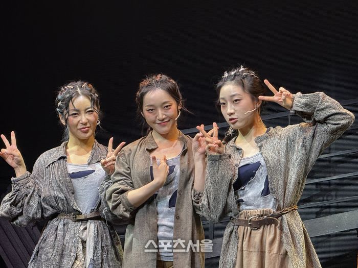 15일 뮤지컬 ‘시지프스’ 프레스콜에서 (왼쪽부터) ‘포엣’ 역 리헤이·박선영·윤지우가 단체 사진을 촬영하고 있다. 사진 | 표권향 기자 gioia@sportsseoul.com