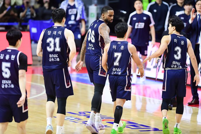 KCC 선수들이 하이파이브를 하고 있다. 사진 | KBL