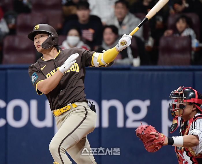18일 서울 고척스카이돔에서 열린 ‘메이저리그(ML) 월드투어 서울 시리즈 2024’ 샌디에이고와 LG의 경기. 6회초 1사 1루 김하성이 투런포를 쏘아 올리고 있다. 사진 | 스포츠서울DB