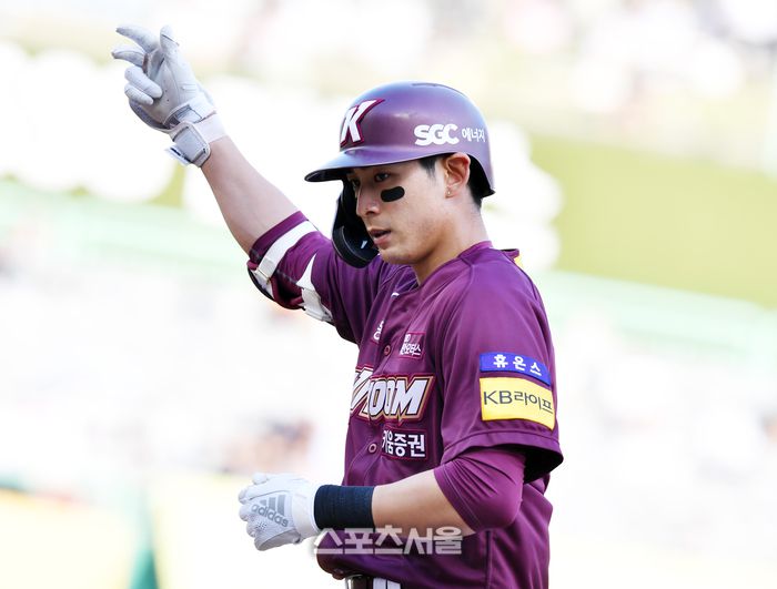키움 이정후가 4일 2023 KBO리그 SSG전에서 4회초 1사 1루 안타로 출루하고 있다. 사진 | 스포츠서울DB
