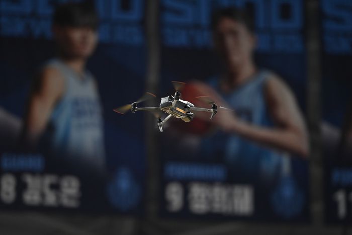 드론이 고양 소노아레나에서 열린 2025~26 LG전자 프로농구 고양 소노와 울산 현대모비스전을 촬영하고 있다. 사진 | KBL