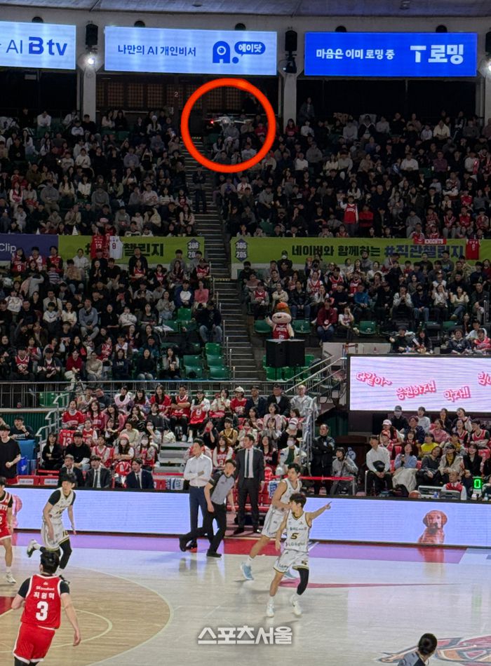 KBL은 “선수 이동과 겹치지 않게 촬영하고 있다”고 했다. 그러나 워낙 공수 전환이 빠른 스포츠인 농구. KBL 설명과 달리 선수 동선과 드론 동선이 겹친 장면. 만에 하나 드론이 추락한다면, 그대로 선수 머리 위로 떨어질 위험이 있다. 사진 | 박연준 기자 duswns0628@sportsseoul.com