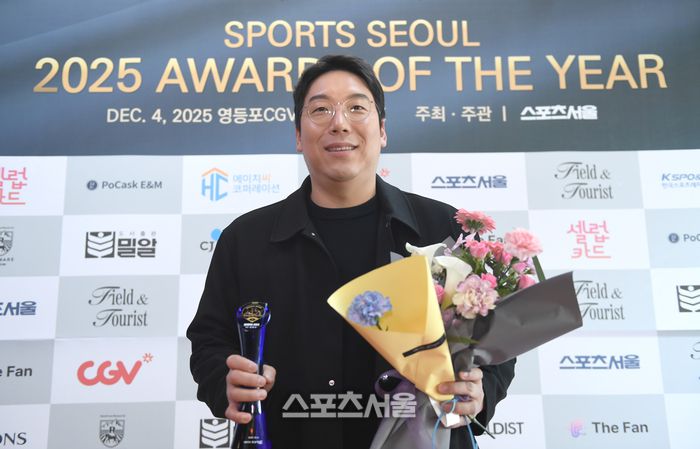 KT 김현수가 4일 서울 영등포 타임스퀘어 CGV 영등포 스크린X관에서 열린 ‘제39회 스포츠서울 올해의 상’에서 올해의 리더상을 수상한 후 포즈를 취하고 있다. 영등포 | 최승섭기자 thunder@sportsseoul.com