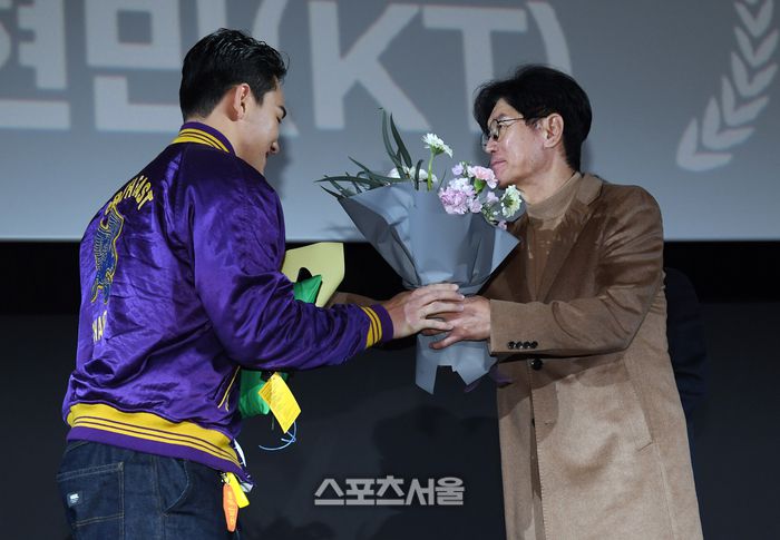 KT 안현민(왼쪽)이 4일 서울 영등포구 타임스퀘어 CGV 영등포 스크린X관에서 열린 ‘제39회 스포츠서울 올해의 상’에서 올해의 신인상을 수상한 뒤 이강철 감독의 축하 꽃다발을 받고 있다. 영등포 | 박진업 기자 upandup@sportsseoul.com