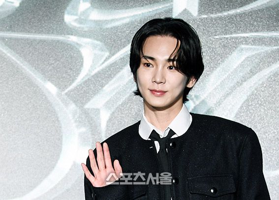 샤이니 키가 23일 서울 영등포구 페어몬트 앰버서더에서 진행된 세 번째  미니앨범 ‘플레저 숍(Pleasure Shop)’ 발매 기념 기자간담회에서 취재진을 향해 포즈를 취하고 있다. 이번 앨범은 일렉트로 하우스 장르의 타이틀 곡 ‘플레저 숍(Pleasure Shop)’을 포함해 키의 다양한 매력을 담은 6곡을 수록하고 있다. 2024. 9. 23. 박진업 기자 upandup@sportsseoul.com