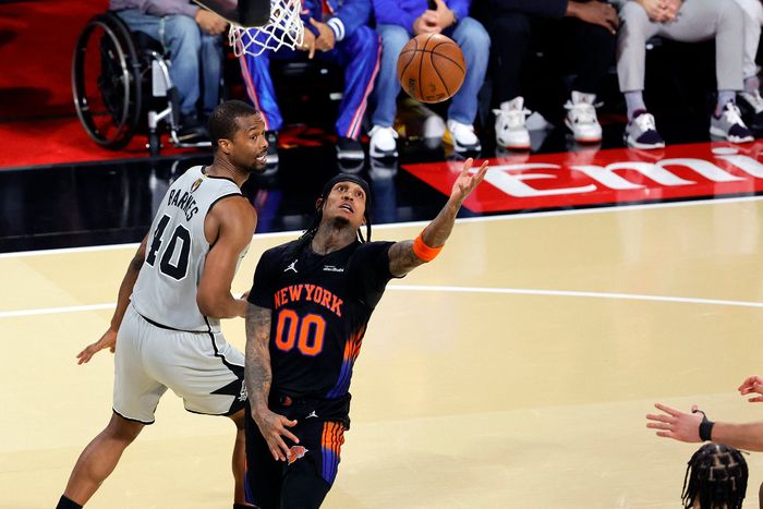 뉴욕 조던 클락슨이 17일(한국 시간) 미국 네바다주 라스베이거스 T-모바일 아레나에서 열린 2025 NBA컵 결승에서 슛을 쏘고 있다. 사진 | 라스베이거스=AFP 연합뉴스