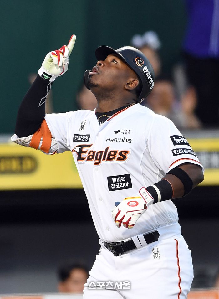 한화 이글스 페라자가 28일 대전 한화생명이글스파크에서 열린 2024 KBO리그 롯데 자이언츠와 경기 3회말 무사 롯데 선발 박세웅을 상대로 솔로 홈런을 치고 세리머니를 하고 있다.  대전 | 박진업 기자 upandup@sportsseoul.com