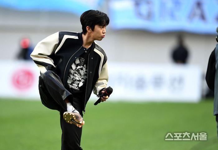 임영웅이 FC서울과 대구FC와 경기에 하프타임에 축하공연을 부른 후 나오며 자신의 신발을 보여주고 있다. 2023. 4. 8.최승섭기자 thunder@sportsseoul.com