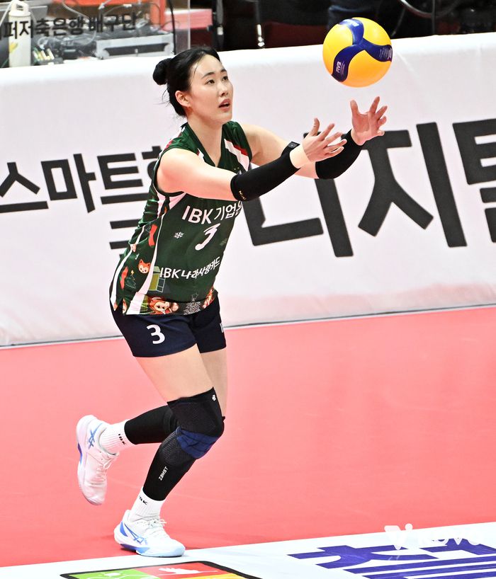 서브를 시도하는 기업은행 세터 박은서.제공 | 한국배구연맹