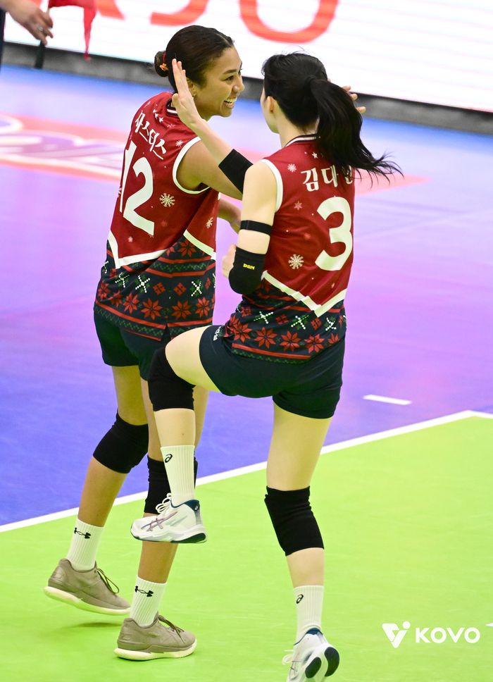 자스티스와 기뻐하는 현대건설 세터 김다인.제공 | 한국배구연맹