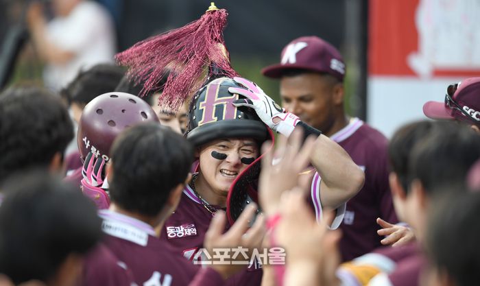 키움 최주환이 3일 수원 KT위즈파크에서 열린 2025 KBO리그 KT와 경기 4회초 2사 우월홈런을 날린 후 동료들과 하이파이브를 하고 있다. 수원 | 최승섭기자 thunder@sportsseoul.com