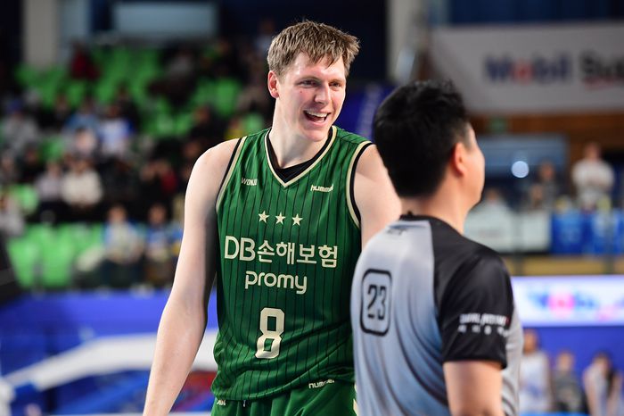 엘런슨이 득점 후 웃어 보이고 있다. 사진 | KBL