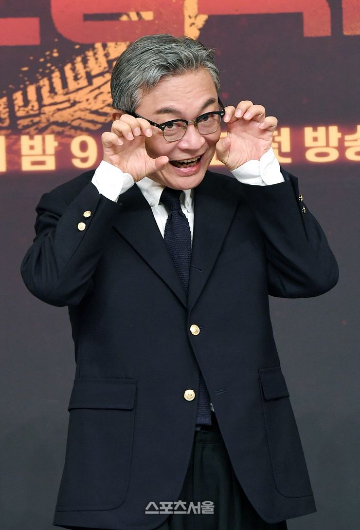 배우 김의성이 18일 서울 양천구 SBS사옥에서 진행된 SBS 금토드라마 ‘모범택시3’ 제작발표회에서 취재진을 향해 포즈를 취하고 있다.  2025. 11. 18. 박진업 기자 upandup@sportsseoul.com