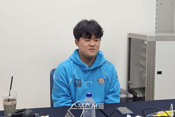 충북공고 박지호가 21일 대전 유성구 대전e스포츠경기장에서 열린 2025 전국중고교대회 FC온라인 고등부 결승전 승리 후 취재진 인터뷰에 응하고 있다. 대전 | 강윤식 기자 skywalker@sportsseoul.com