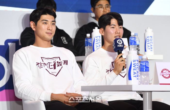 키움 이정후(왼쪽)와 김혜성이 30일 서울 용산구 그랜드하얏트서울호텔에서 진행된 2023 KBO 미디어데이 행사에서 사회자의 질문에 답을 하고 있다. 사진 | 박진업 기자 upandup@sportsseoul.com