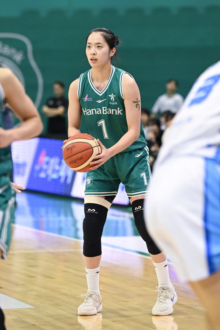 하나은행 박소희가 21일 부천체육관에서 열린 BNK금융 2025~2026 여자프로농구 정규리그 우리은행과 경기에서 3점슛을 던지고 있다. 사진 | WKBL