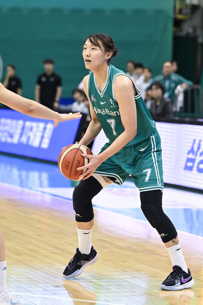 하나은행 정예림이 21일 부천체육관에서 열린 BNK금융 2025~2026 여자프로농구 정규리그 우리은행과 경기에서 슛을 시도하고 있다. 사진 | WKBL