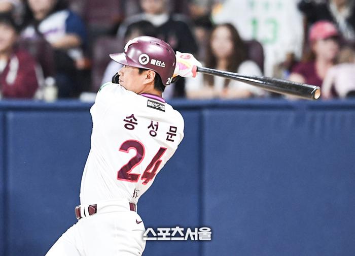 키움 송성문키움 송성문이 9일 고척스카이돔에서 열린 2025 KBO리그 LG와 경기 6회말 무사 1-2루 상황에서 LG 장현식을 상대로 1타점 적시타를 치고 있다. 고척 | 박진업 기자 upandup@sportsseoul.com
