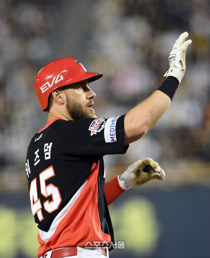 KIA 위즈덤이 4일 잠실구장에서 열린 2025 KBO리그 두산과 경기 6회초 1사 1루 상황에서 두산 투수 이영하를 상대로 2점 홈런을 친 뒤 베이스를 돌고 있다. 잠실 | 박진업 기자 upandup@sportsseoul.com