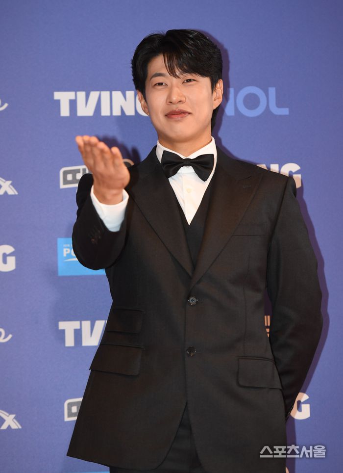 키움 송성문이 9일 서울 송파 롯데호텔 월드에서 열린 2025 KBO 골든글러브 시상식 포토월에서 포즈를 취하고 있다. 사진 | 최승섭 기자 thunder@sportsseoul.com