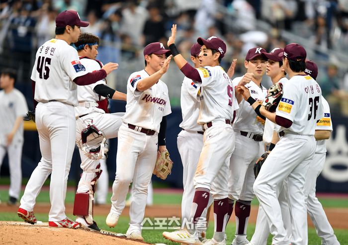 키움 선수들이 5일 서울 고척스카이돔에서 열린 2023 KBO리그 NC전에서 2-0으로 승리한 후 자축하고 있다. 사진 | 스포츠서울DB