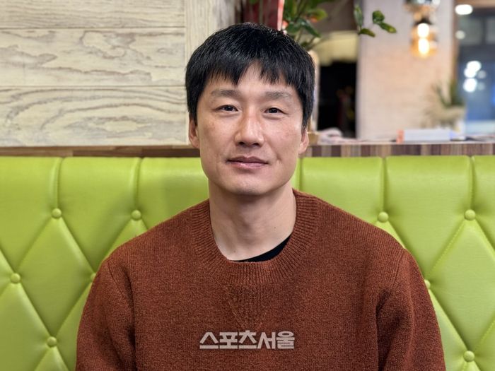 광주FC 이정효 감독이 지난 3월 18일 광주 모처에서 본지와 만나 인터뷰한 뒤 사진 촬영에 임하고 있다.광주 | 정다워 기자