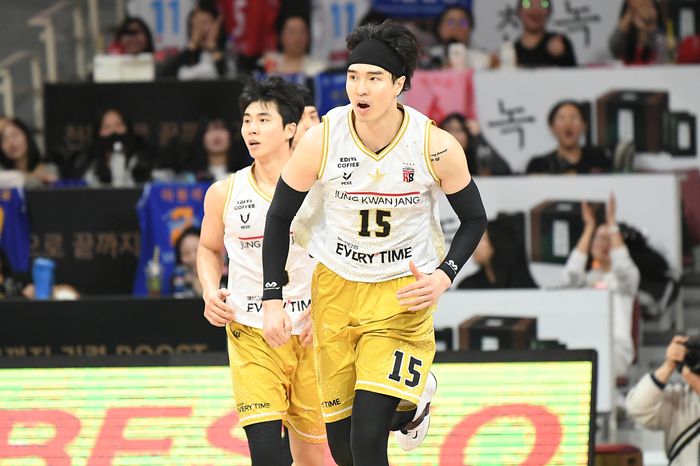 정관장 김종규가 22일 안양정관장아레나에서 열린 2025~2026 LG전자 프로농구 삼성과경기에서 득점 후 백코트 하고 있다. 사진 | KBL