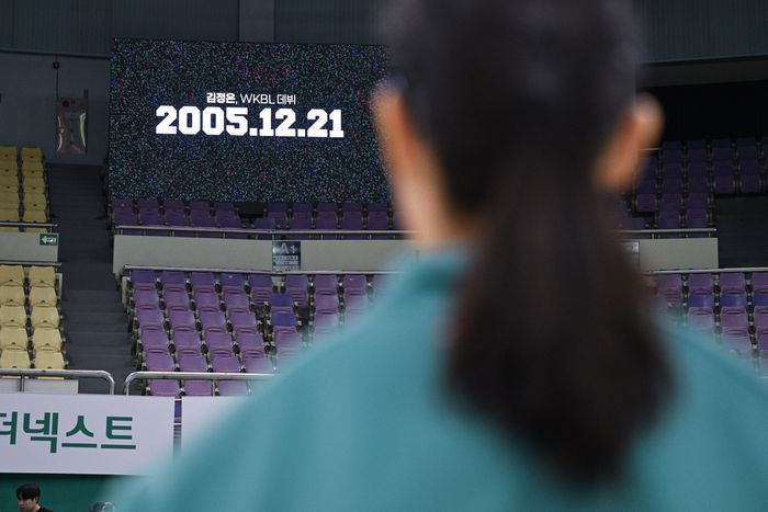 하나은행 김정은이 21일 부천체육관에서 열린 BNK금융 2025~2026 여자프로농구 우리은행전에서 통산 최다 601경기 출전 신기록을 작성했다. 하프타임 때 열린 시상식 때 상영된 기념 영상에서 데뷔일이 나오고 있다. 사진 | WKBL