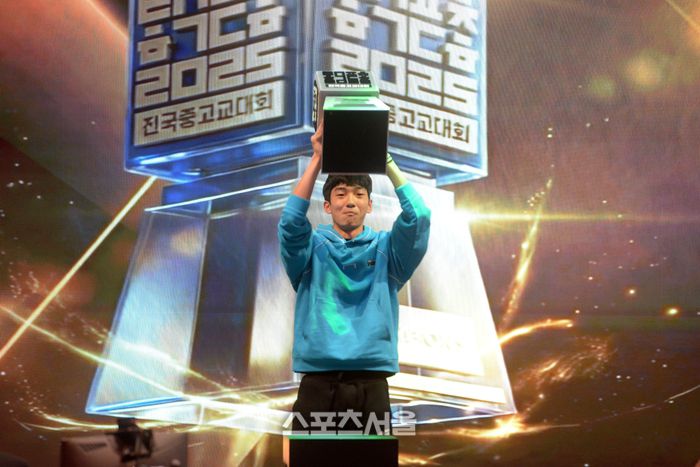 창원중 국예준이 21일 대전 유성구 대전e스포츠경기장에서 열린 2025 전국중고교대회 FC온라인 중등부 결승전 승리 후 세리머니를 하고 있다. 사진 | 스포츠서울 DB