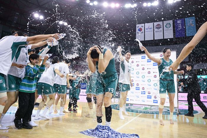 하나은행 김정은이 21일 부천체육관에서 열린 BNK금융 2025~2026 여자프로농구 우리은행전에서 통산 최다 601경기 출전 신기록을 작성했다. 경기 후 후배들의 물세례를 받고 있다. 사진 | WKBL