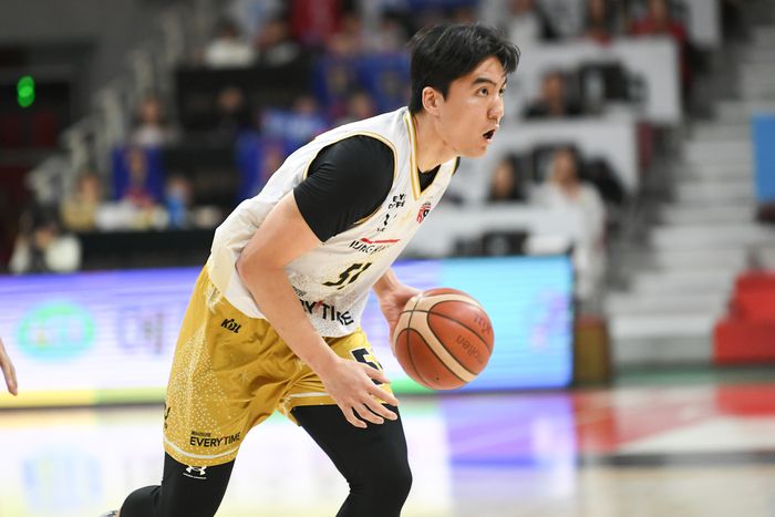 정관장 한승희가 22일 안양정관장아레나에서 열린 2025~2026 LG전자 프로농구 정규리그 삼성과 경기에서 드리블 하고 있다. 사진 | KBL