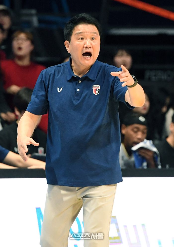 정관장 유도훈 감독이 9일 고양소노아레나에서 열린 2025~2026 프로농구 소노와 경기에서 선수들에게 작전 지시를 하고 있다. 고양 | 박진업 기자 upandup@sportsseoul.com