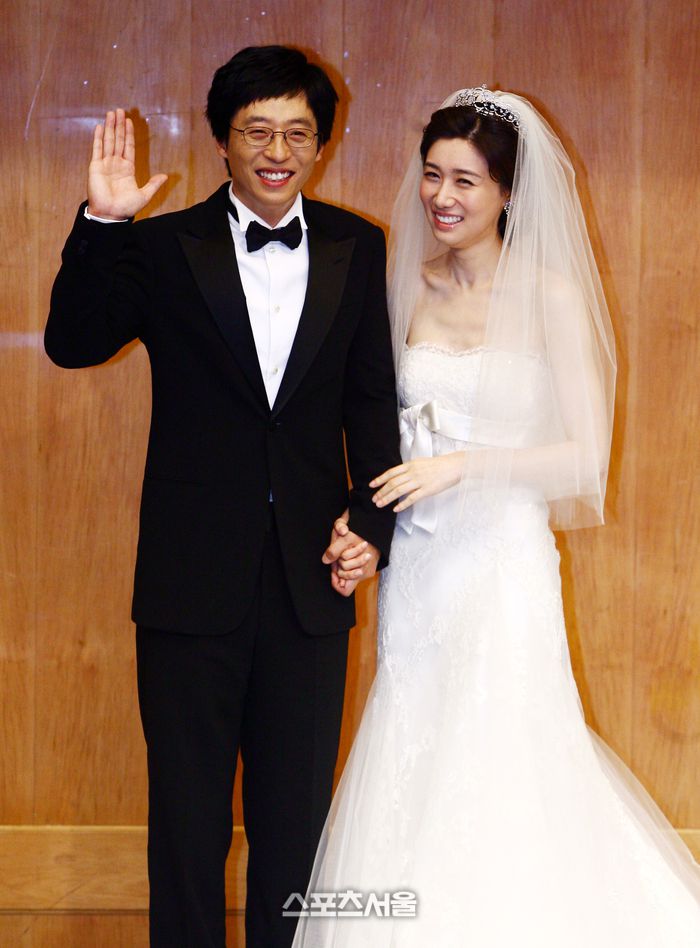 지난 2008년 7월 6일, 개그맨 겸 MC 유재석(왼쪽)과 MBC 아나운서 나경은 결혼식 전 기자회견이 열린 서울 신라호텔. 사진 | 스포츠서울DB