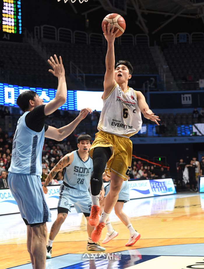 정관장 박지훈이 9일 고양소노아레나에서 열린 2025~2026 프로농구 소노와 경기에서 소노 강지훈의 수비를 피해 레이업슛을 하고 있다. 고양 | 박진업 기자 upandup@sportsseoul.com