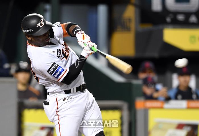 한화 페라자가 28일 대전 한화생명 이글스파크에서 열리는 2024 KBO리그 롯데와 경기 7회말 1사 3루 상화에서 롯데 투수 홍민기를 상대로 1타점 2루타를 치고 있다. 대전 | 박진업 기자 upandup@sportsseoul.com