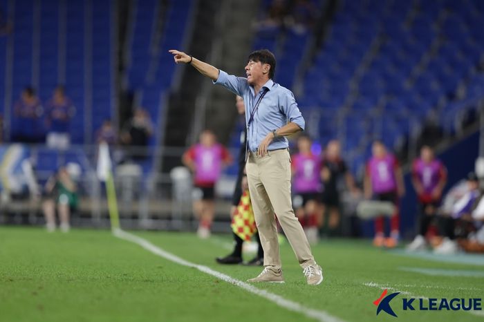 신태용 감독이 선수들에게 지시하고 있다. 사진 | 한국프로축구연맹