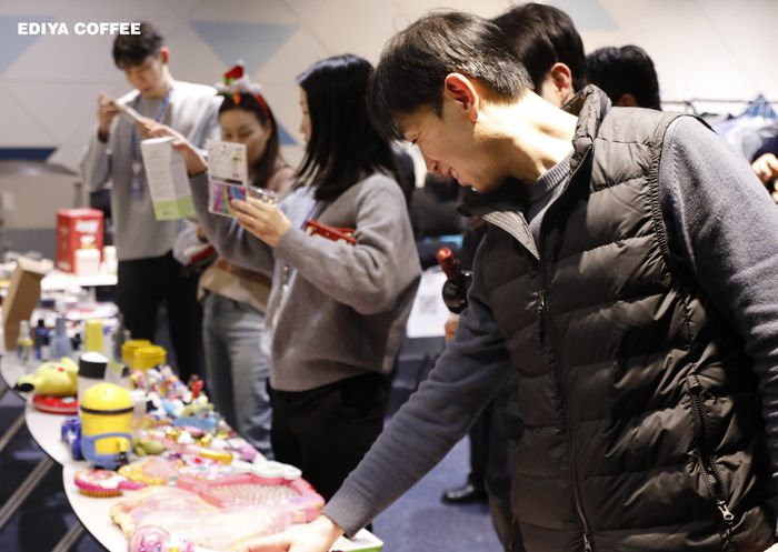 지난 23일, 서울시 강남구 이디야커피 사옥에서 열린 이디야 사내 플리마켓에서 임직원들이 물품을 살펴보고 있다. 사진 | 이디야커피