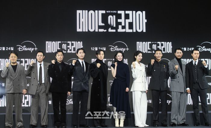 15일 서울 강남구 그랜드 인터컨티넨탈 파르나르에서 진행된 디즈니+ 오리지널 시리즈 ‘메이드 인 코리아’ 제작발표회에서 우민호 감독과 출연 배우들이 취재진을 향해 포즈를 취하고 있다. 왼쪽부터 우민호 감독, 박용우, 노재원, 강길우, 정성일, 원지안, 서은수, 우도환, 정우성, 현빈.  ‘메이드 인 코리아’는 1970년대 혼란과 도약이 공존했던 대한민국, 국가를 수익모델로 삼아 부와 권력의 정점에 오르려는 사내 백기태(현빈 분)와 그를 끝까지 추적하는 검사 장건영(정우성 분)이 시대를 관통하는 거대한 사건들과 직면하는 이야기를 그리고 있으며 현빈, 정우성, 우도환, 서은수, 원지안, 정성일, 강길우, 노재원, 박용우가 출연하고 우민호 감독이 메가폰을 잡았다. 사진 | 박진업 기자 upandup@sporsseoul.com