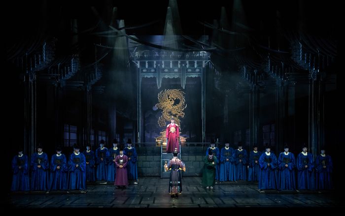 뮤지컬 ‘한복 입은 남자’는 루벤스의 ‘한복 입은 남자’로부터 시작돼, 과거와 현재 그리고 조선과 이탈리아를 오가며 상징적 인물을 탐색한다. 사진 | EMK뮤지컬컴퍼니