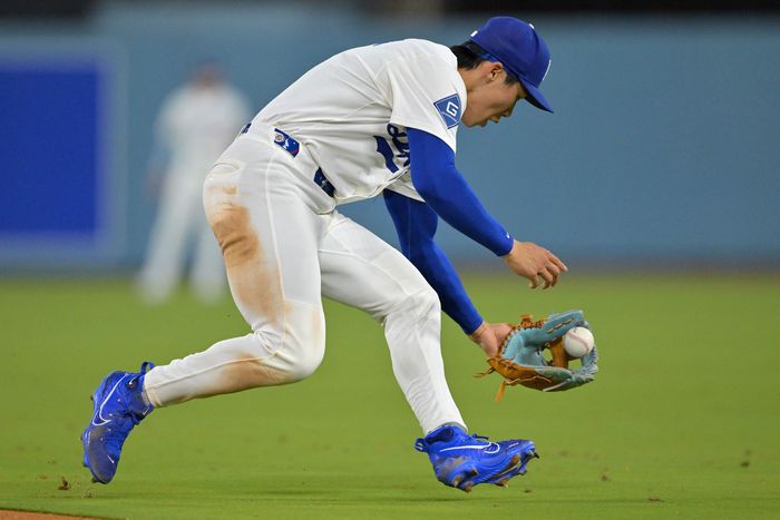 LA 다저스 김혜성이 18일(현지시간) 미국 캘리포니아주 로스앤젤레스 다저스타디움에서 열린 2025 ML 밀워키와 경기에서 7회 타구를 처리한 뒤 밀워키 제이크 바우어스를 1루에서 아웃시키고 있다. 사진 | AFP연합뉴스