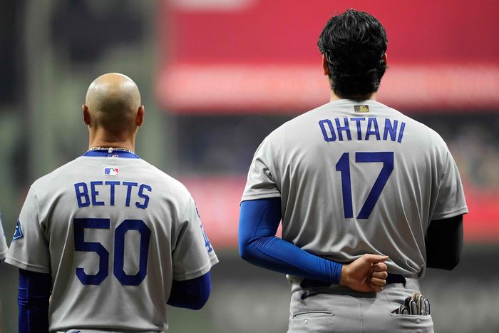 LA 다저스 무키 베츠와 오타니 쇼헤이가 13일(현지시간) 미국 위스콘신주 밀워키에서열린 2025 밀워키와 NLCS 1차전을 앞두고 경기 전 국가 연주가 진행되는 가운데 그라운드에 서 있다. 사진 | AFP연합뉴스
